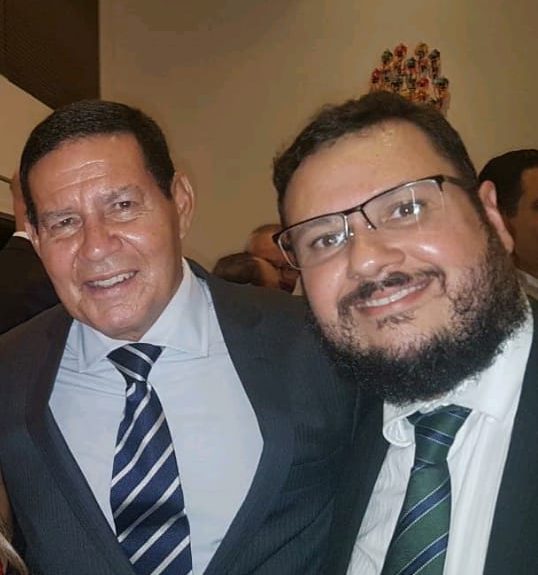 Presidente da República em Exercício, Gen. Hamilton Mourão e o presidente da RelataSoft, Mauro Leonardo Cunha em evento em S. Paulo.